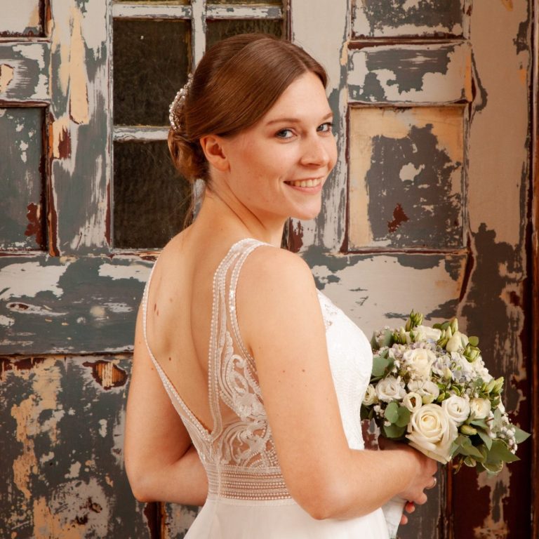 Hochzeitsfotografie Bergisches Land Braut vor historischer Wand, Hochzeitsportrait